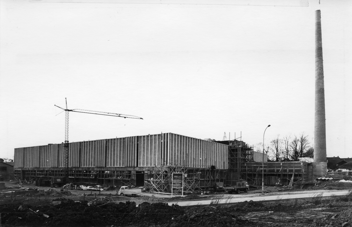 Byggeplass. 
Konstruksjon av J. L. Tiedemanns Tobaksfabrik på Hovin.
