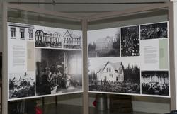 Utstillingsplakater med tekst og skolehjemsbilder. Fra utsti