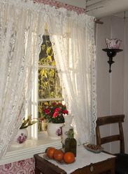 Julegodt er satt fram på bord ved vinduskarm i Johannesgate 