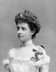 Avfotografering. Portrett av kvinne i kjole med utringing.