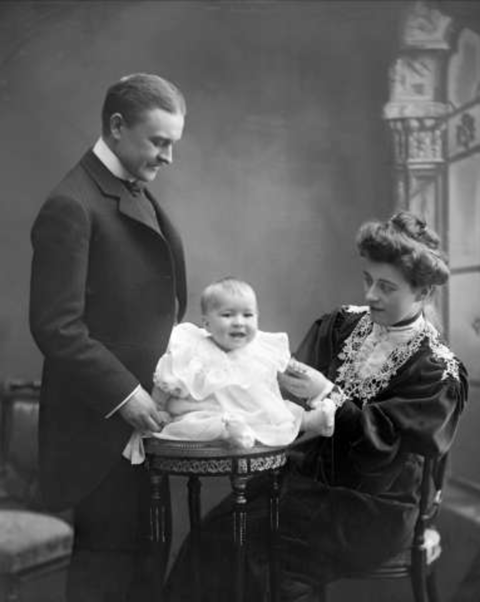 Gruppeportrett, Harry og Harriet Fett med sønnen Hugo.