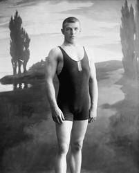 Portrett halvfigur av bryteren Alfred Gundersen, antakelig.