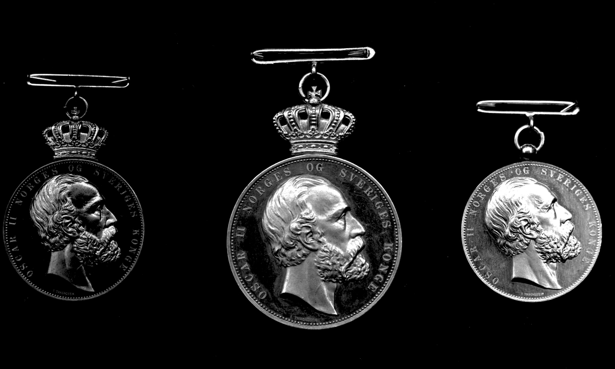 Tre medaljestørrelser av "For ædel daad", Oscar II Sverige og Norges konge. Forsidene med kong Oscar i profil.