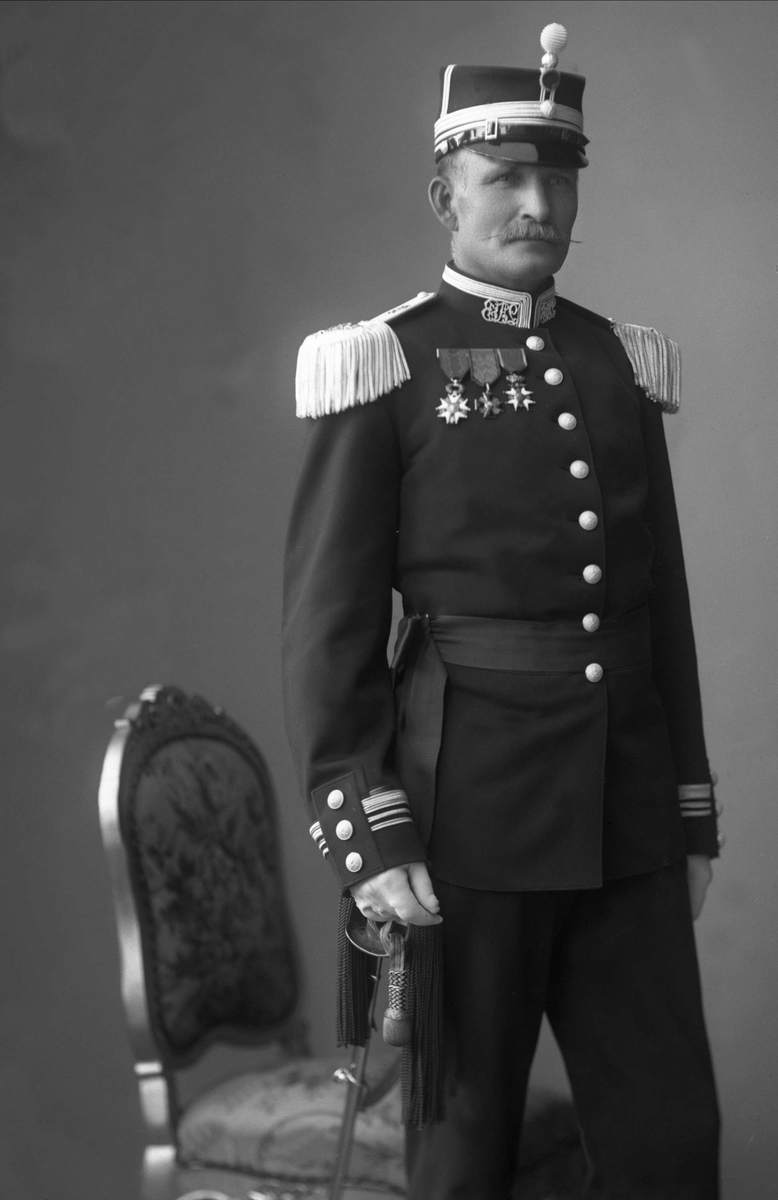 Portrett, generalmajor Johan Lauritz Bull i uniform.