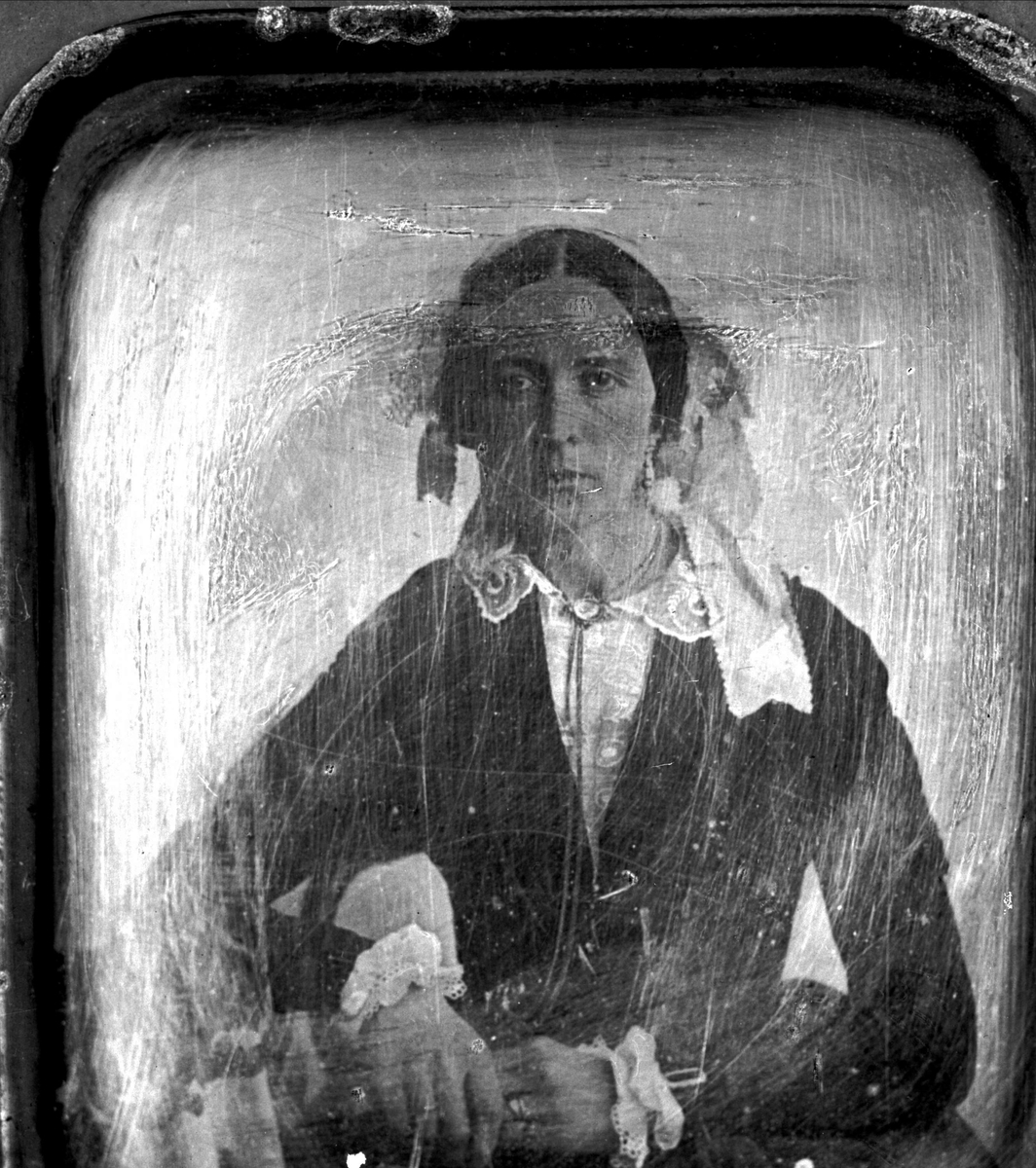 Avfotografering. Portrett, kvinne, fru Drude Cathrine Lampe (1817 -1917).  Originalfotografiet ser ut til å være en daguerreotypi, unikafotografi på metallplate.