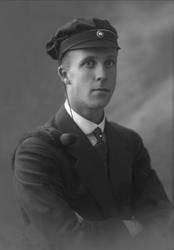 Portrett, mann med studentlue. Student Rolf Dammann.