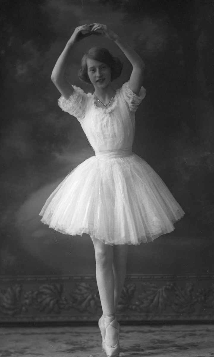 Portrett, pike i ballettpositur. Marie Warhus.