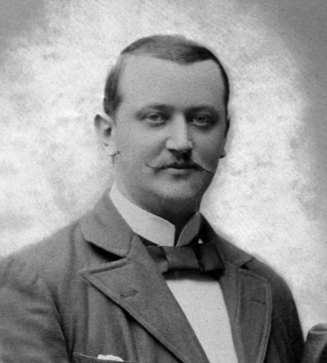 Avfotografering, fire eksponeringer. Portrett, mann med dress. Bohman-Hansen