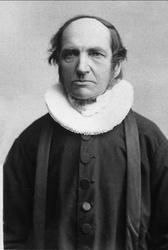 Avfotografering.Portrett, prest i svart kjole med pipekrave