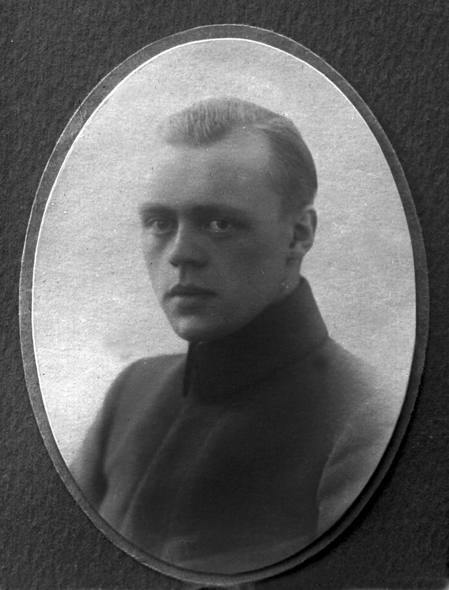 Portrett, fire eksponeringer, mann i kadettuniform. Leif Andersen.