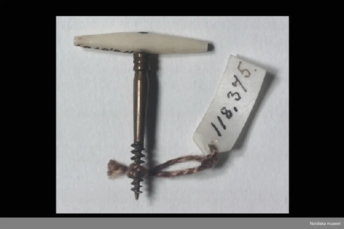 Inventering Sesam 1996-1999:
H 3   B 2,5  (cm)
Borr, miniatyr, leksak, möjligen korkskruv, av mässing med handtag av ben.
Birgitta Martinius 1997
