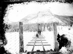 Menn i arbeid. Bygging av hengebru i vinterlandskap, ukjent 