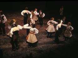 Norsk Folkemuseums dansegruppe   danser i Nasjonalteateret 7