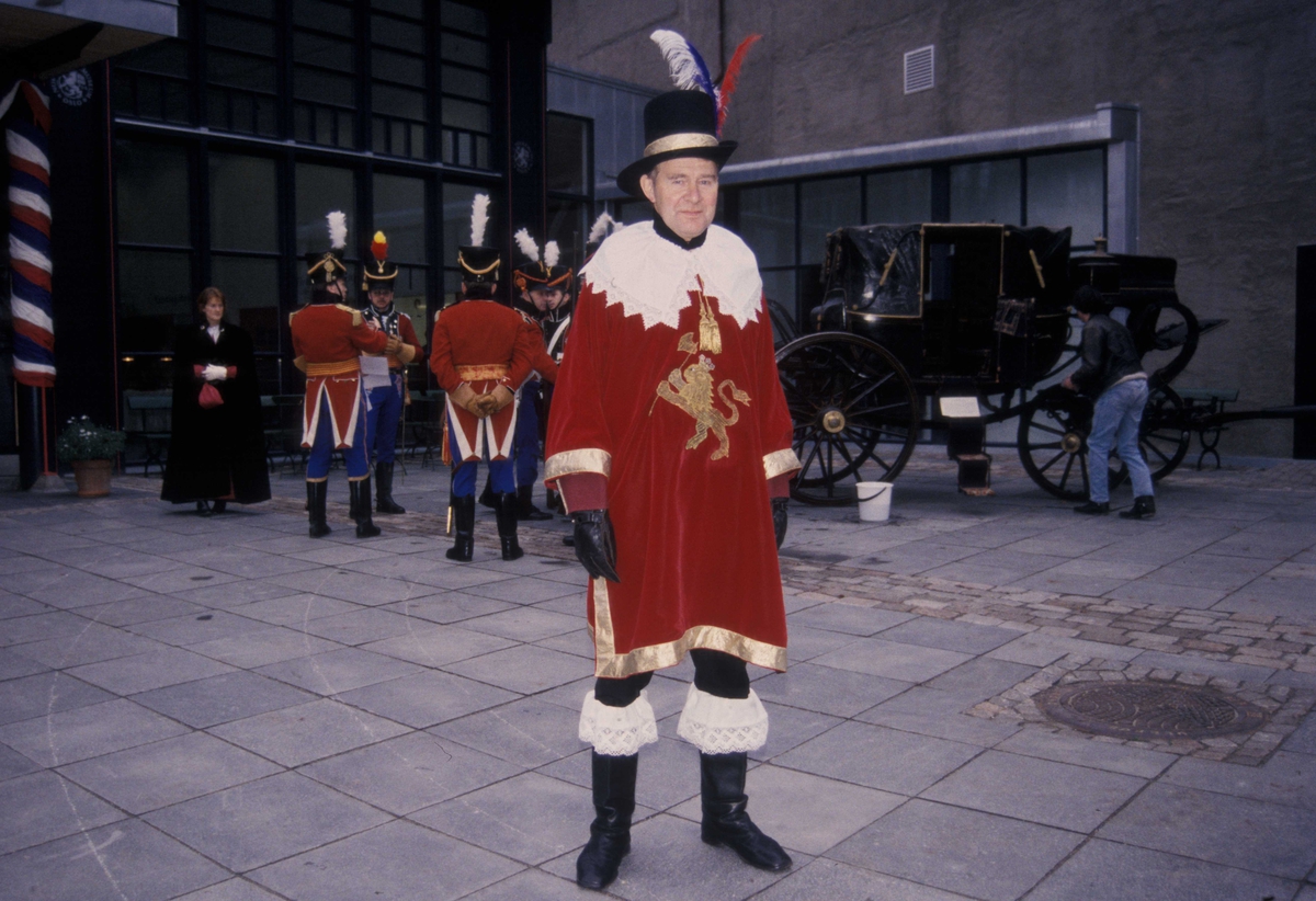 Ved åpningen av Stortingssalen  den 4.11.1994, i forbindelse med museets 100-årsmarkering.
Einar Tveit i herolddrakt. Andre i bakgrunnen kledd i tidsriktige kostymer.