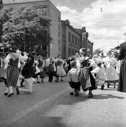 Nordiske folkedansere i tog opp Karl Johans gate, Oslo, juli