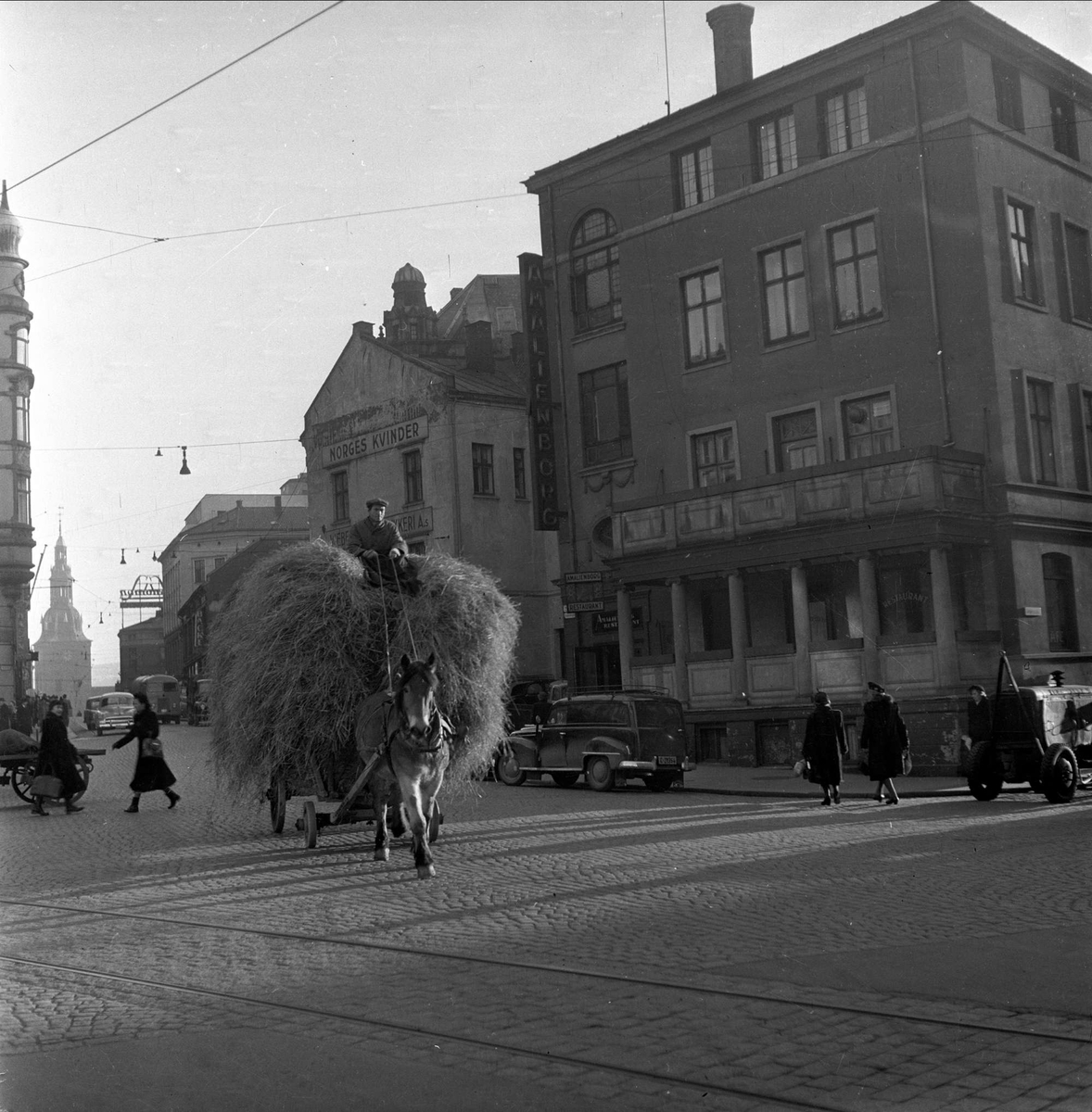 Høylass i byen, hest og kjerre, Oslo, antatt mars, 1959.