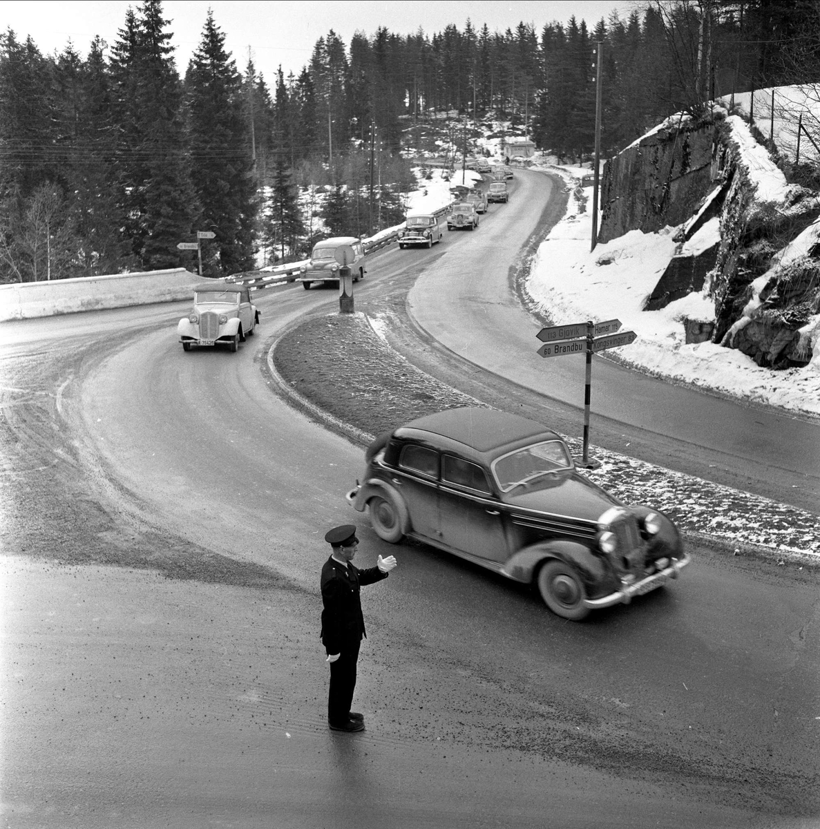 Påsketrafikk, bilkø på Gjelleråsen, mars, 1959.