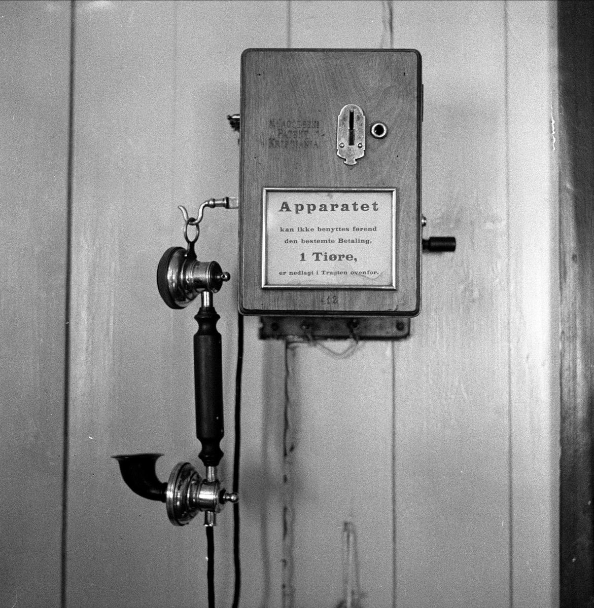 Gammeldags telefonautomat på vegg, Oslo, antatt mars, 1959.