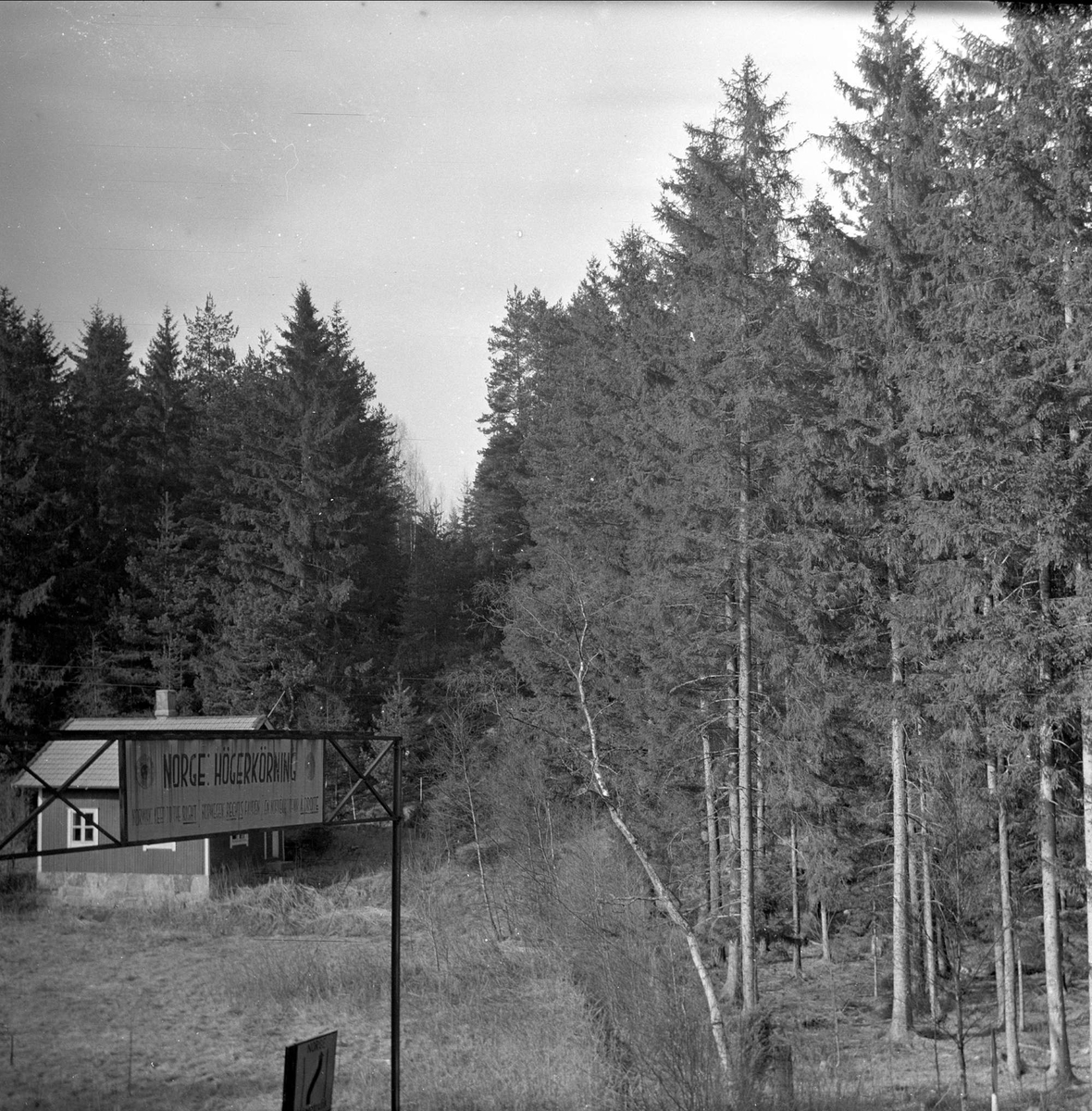 Grenseoppmerking Norge-Sverige, hus i bakgrunnen, grensetraktene Norge-Sverige, april 1959.