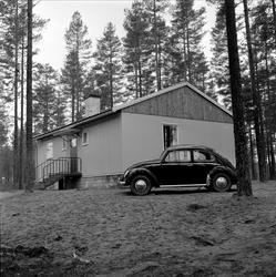Bolighus med bil. Morokulien, Sverige 13.11.1959.