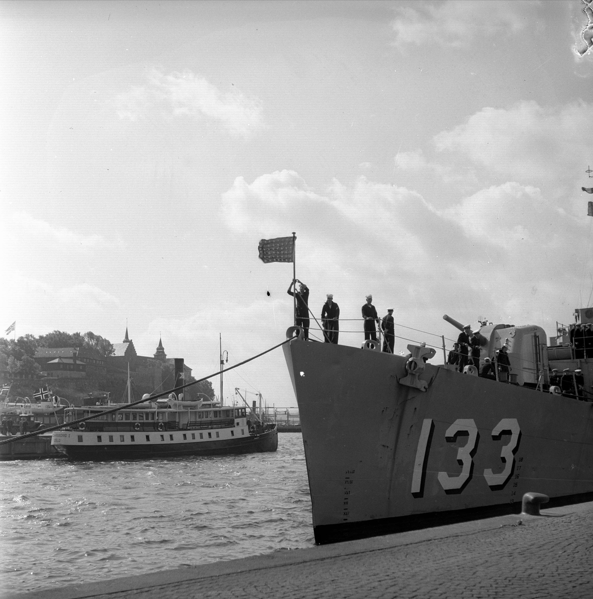 "Missouri" Amerikansk krigsskip ved brygge. Oslo 18.06.1951.