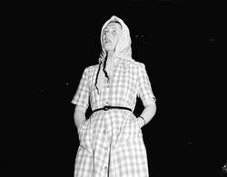 Bygdelag 22.11.1954. Kvinne på scene.