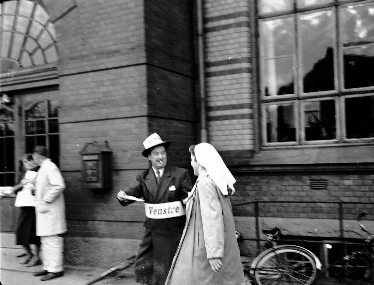 Stortingsvalg ant. Oslo 12.10.1953. Utdeling av stemmesedler.