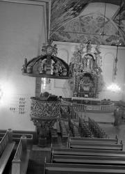 Stortorvet 1, Oslo, 12.11.1955. Domkirken. Interiør med alte