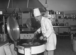 Hotell Viking, Oslo, mai 1957. Kokk på kjøkken.