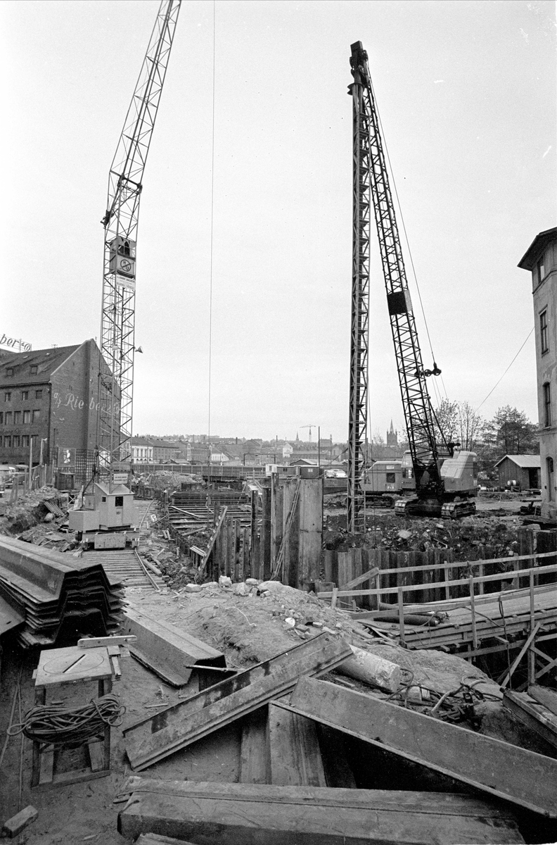Saneringsgårder på Grønland, Oslo mai 1961. Byggeplass.