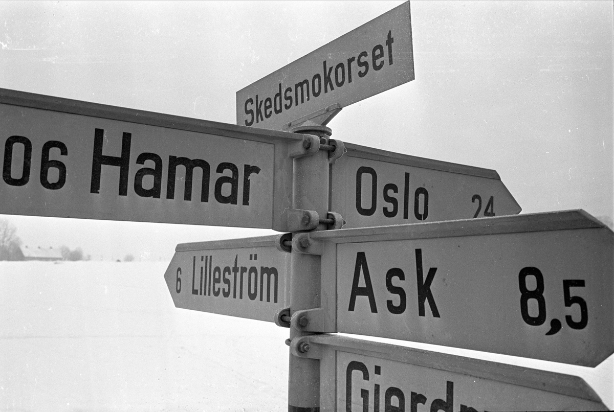 Skedsmokorset, Skedsmo, februar 1963. Veiskilt.