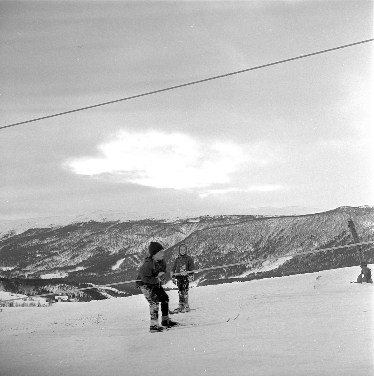 Dombås, Dovre, 22.01.1963. Utsiktsbilde. Skitrekk.