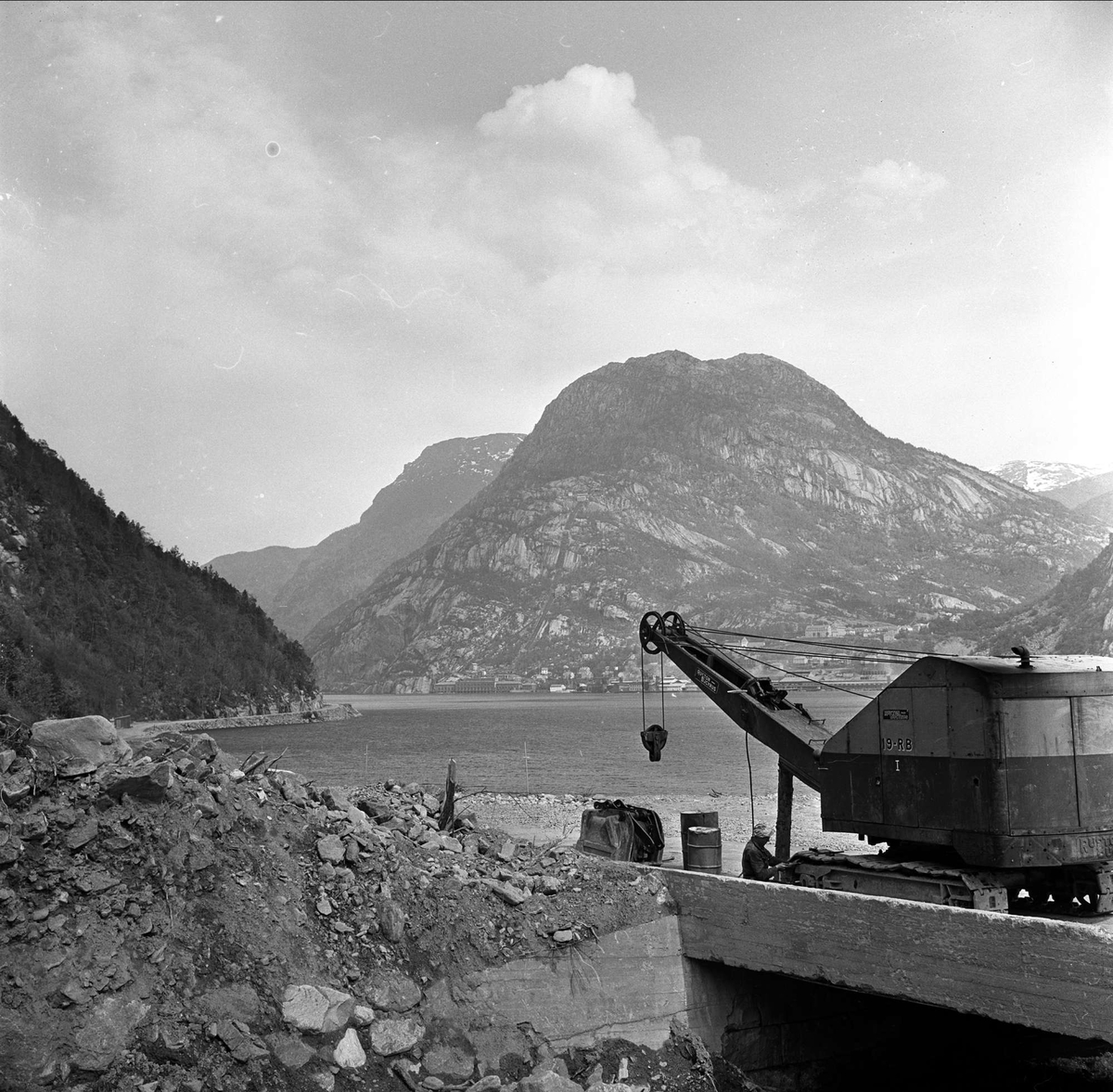 Sørfjorden i Hardanger, Hordaland, mai 1963. Maskin ved steinbrudd.