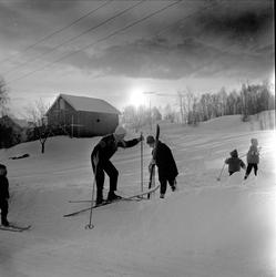 Son, Vestby, Akershus, 20.01.1959. Mennesker på ski.