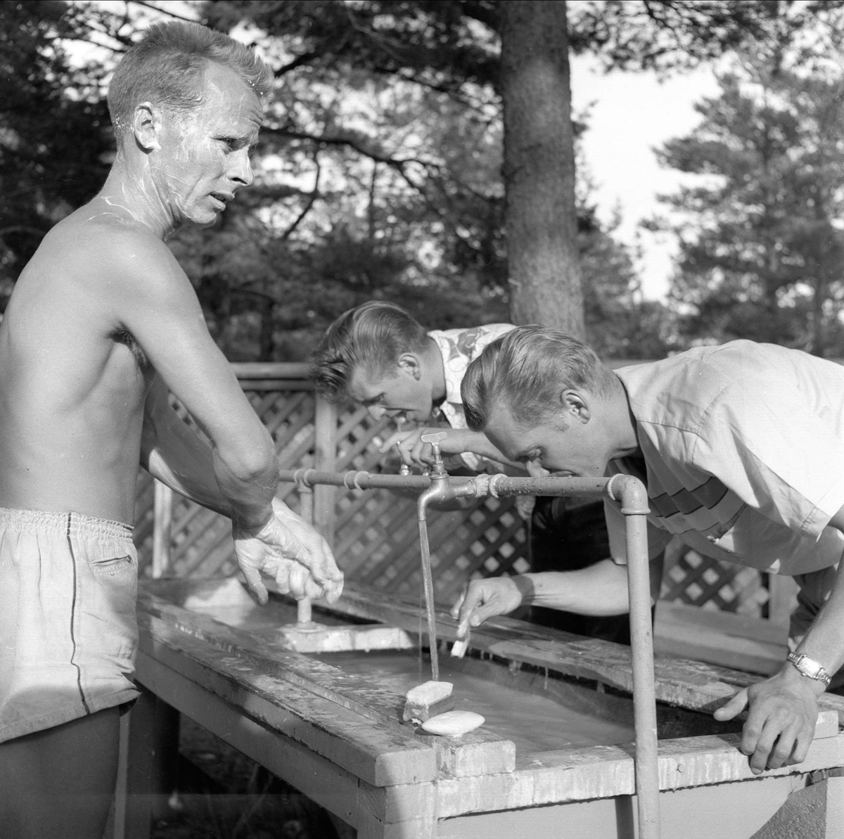 Sjøsanden, Mandal, Vest-Agder, 1967. Campingplass. Vask og tannpuss.