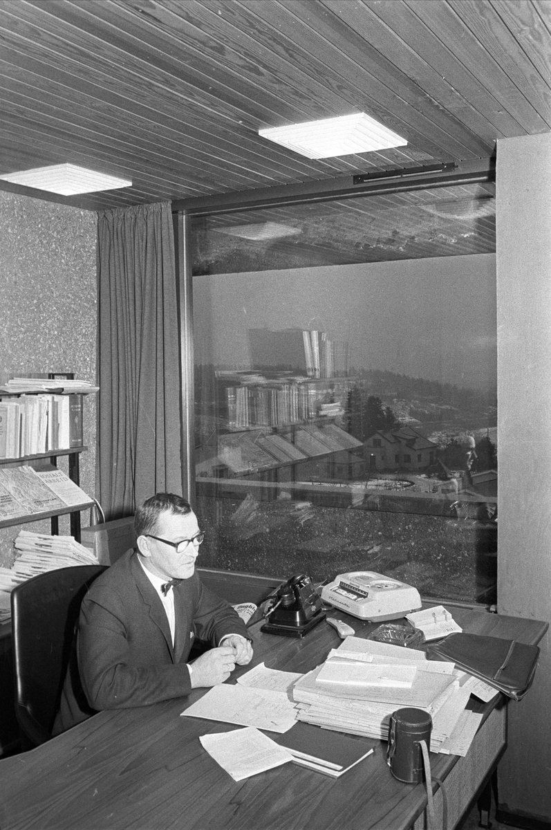 Kommunereportasje fra Asker, desember 1964. Mann på kontor.