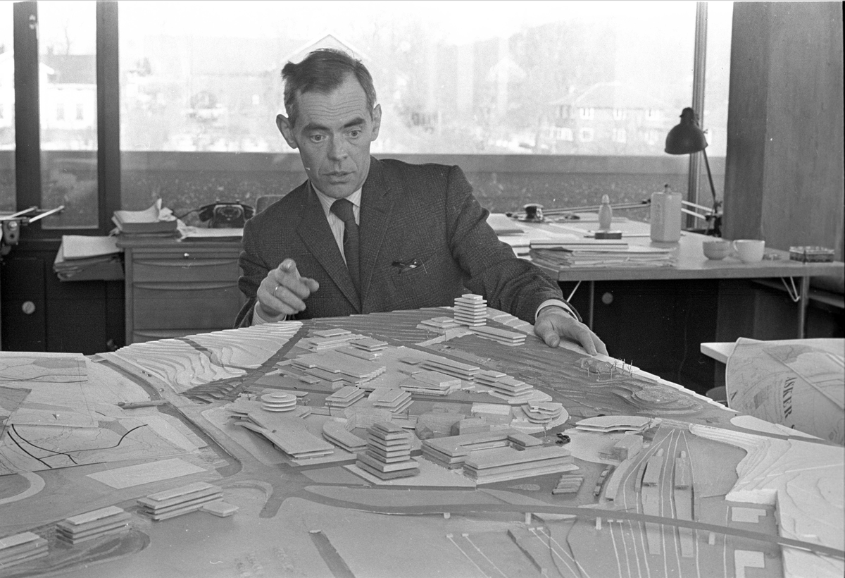 Arkitekt Marstrander med modell av Askers nye sentrum, 14.03.1964.