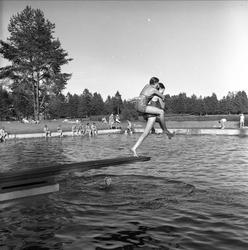 Bugårdsparken, Sandefjord, Vestfold, 30.07.1955. Badeliv.