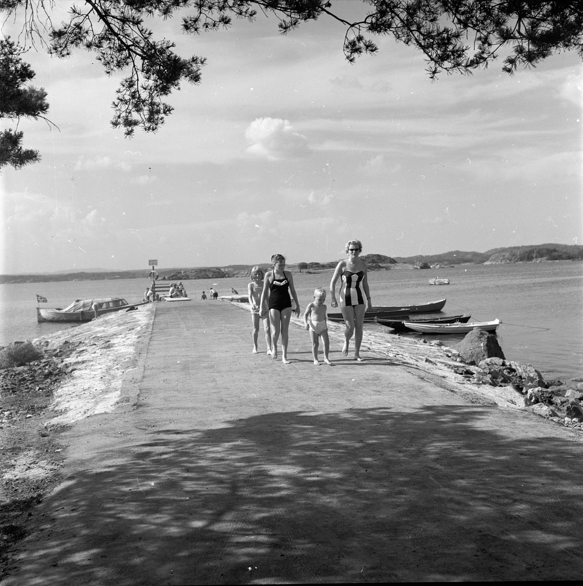 Vøra, Sandefjord, Vestfold, 07.07.1958. Vøra badestrand. Brygge med båter og mennesker i badetøy.