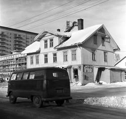 Husebyåsen, Oslo, 15.02.1963. Det rives i Oslo. Gate med fol
