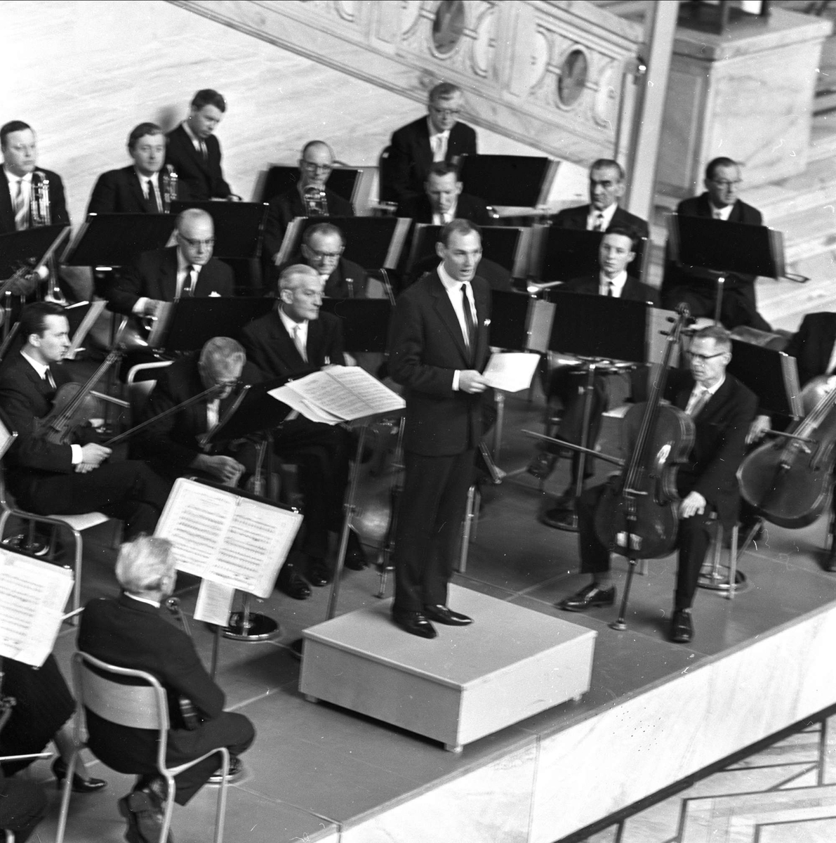 Rådhusplassen 1, Oslo, mai 1963. Rådhuset. Borgerlig konfirmasjon. Orkester.