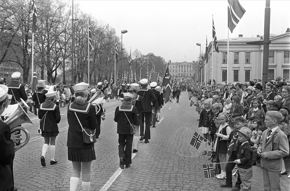 Karl Johans gate, Oslo, 17.05.1970. 17 mai tog. Musikkorps og tilskuere.