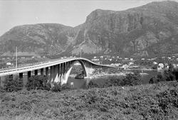 Møre og Romsdal, Midsund, juli 1969, bro over sundet, fjell 