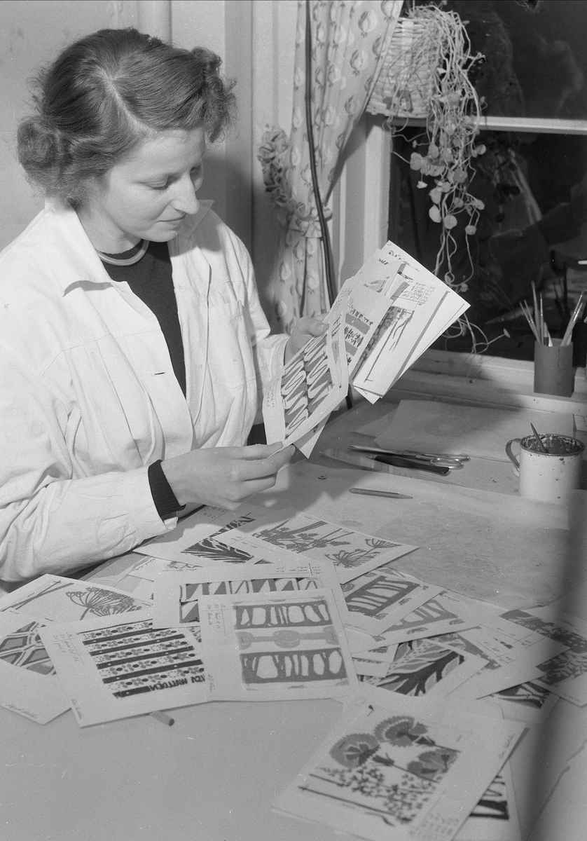 Oslo, oktober 1957, Hjula Væverier, bomullspinneri, kvinne ved arbeidsbenk, bektrakter diverse vevemønster.