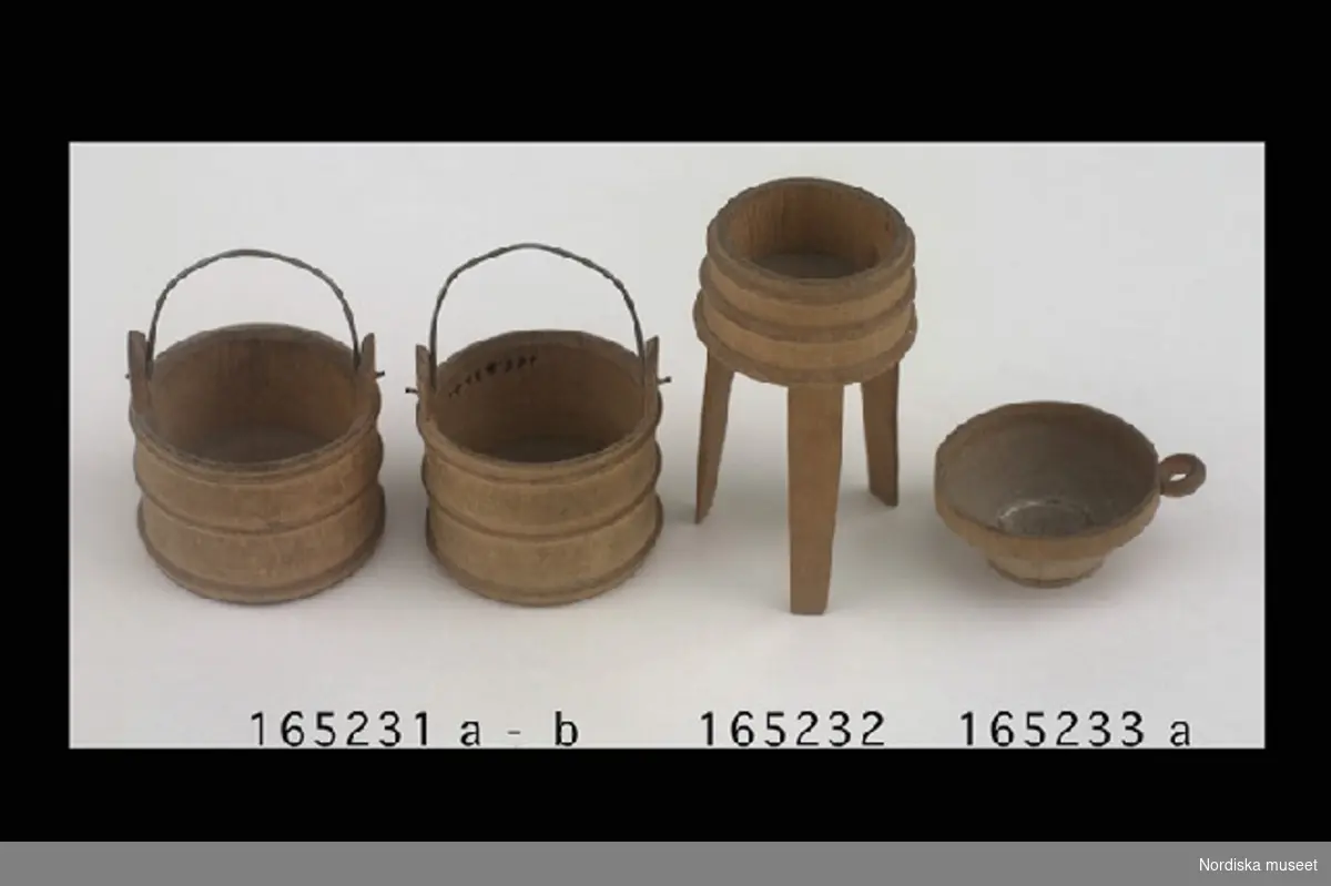 Inventering Sesam 1996-1999:
H 4,5 cm (utan handtag)
Diam 5 cm
2 st (a och b) ämbar av svarvat trä, handtag av tunn metaltråd.
Tillhör dockskåp 165.280
Bilaga
Leif Wallin 1996