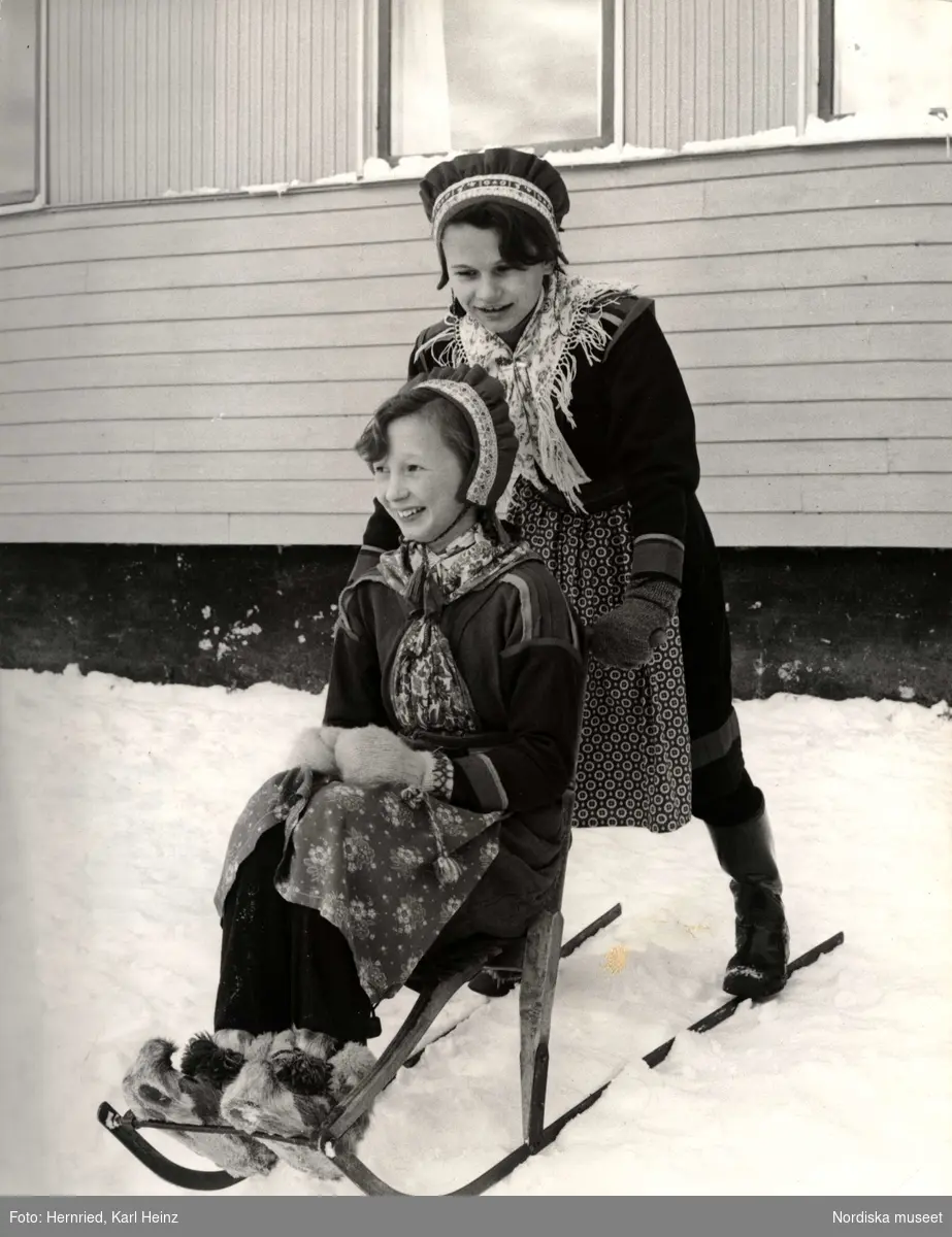 Nomadskolan i Gällivare, Lappland. Två flickor åker sparkstötting.