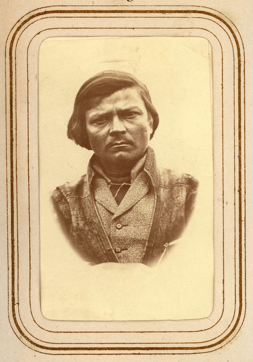 Porträtt av Per Olof Amundsson Länta, Sirkas sameby. Ur Lotten von Dübens fotoalbum med motiv från den etnologiska expedition till Lappland som leddes av hennes make Gustaf von Düben 1868.
