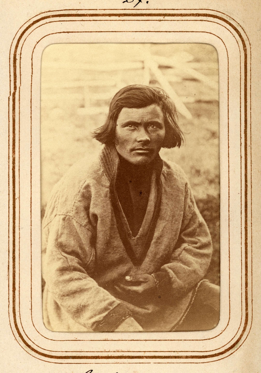Olof Gruvvisare, 28 år gammal, same från Sirkas. Ur Lotten von Dübens fotoalbum med motiv från den etnologiska expedition till Lappland som leddes av hennes make Gustaf von Düben 1868.