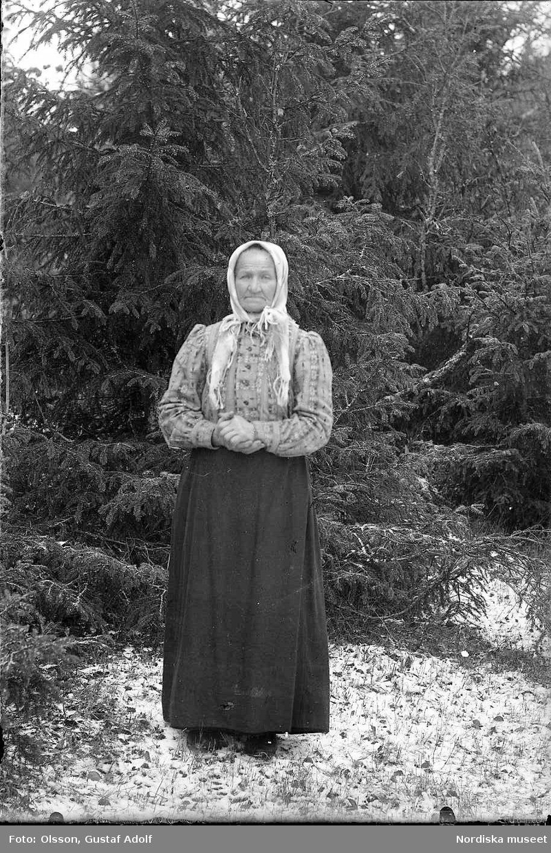 Helporträtt av en kvinna i skogen. 1900-talets första hälft.