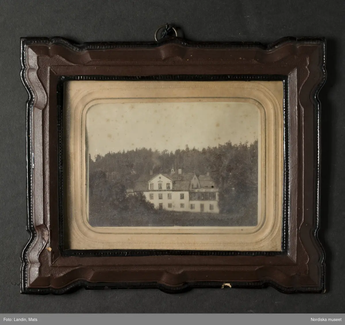 Fotografi i ram. Föreställer Ehrendals mangårdsbyggnad, Ehrendal, Frustuna socken, Södermanland. Ca. 1860-tal.
Nordiska museet inv.nr 210013.
